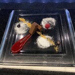 トシ・ヨロイヅカ 東京 - 前菜の生チョコレート　フランボワーズソース