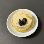 なかたに亭 - 上に乗っている大粒のレーズンは、固めでラム酒が効いていて美味しいです。高級感。73g