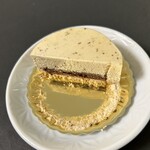 なかたに亭 - サブレとチョコの生地。ラムレーズンのふわふわムース