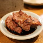 炭火焼肉ホルモンさわいし - カシラはニンニク醤油で。