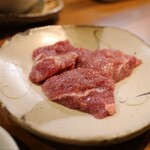 炭火焼肉ホルモンさわいし - 一切れ足りないとのことでサービスしてもらったカシラ。ありがとうございますm(_ _)m