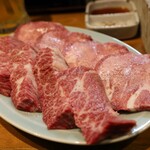 炭火焼肉ホルモンさわいし - 和牛特選ハラミ、黒毛和牛特選タン。