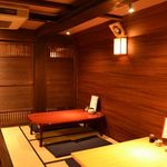 鮨・椿油天ぷら  八木 - 店内に入ってすぐのテーブル席です。　テーブルをつなげたら１３～１４名様まで収容可能です。