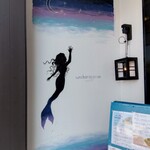 うみからそらへ - 店舗入口脇の壁画