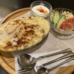 カフェ・ラフィーネ - シーフードドリア1300円
平日11:00〜14:30ランチタイムサービスで
コーヒーか紅茶が付きます♪
（土曜日はドリンク別料金となります。）
＋200円でラテ、カプチーノ、オレンジジュースに変更出来ます。