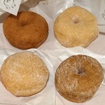 Haritts donuts&coffee - シナモン、プレーン、塩あんこ、コーヒー各ドーナツ。