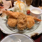 お食事処 楽 - 大粒カキフライ（中央）は衣が薄くて揚げ方もベスト！とてもジューシーでいくらでも食べられる感じでした