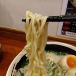 俺の中華たなか家 - 麺リフト⤴️自家製太麺にスープ＆背脂が絡んで旨し❗