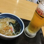 久右衛門 - スーパードライM200円（税抜）・温かけ蕎麦・小350円（税抜）