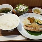 キッチン ブルー グローブ - ひめ鯛ポワレ　あごだしとクリームチーズと春菊ソース