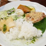 キッチン ブルー グローブ - 最後はサラダ、お新香も乗せてワンプレート！