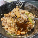 Hanamaru Udon - 「おともごはん」が付いているのでうどんを食べたあとは麻婆豆腐丼に