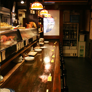 Counter seats with rows of fresh fish! !