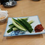 大衆酒場 富士山 - モロキュウをボリボリ×２…。