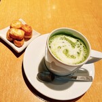 Santori Bijutsukan Shop Pu Baikafe - 抹茶ラテとサービスのお麩の揚げ菓子