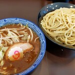 Menya Nagatomi - 濃厚つけ麺大盛り＋野菜で￥1,050。ナルト入りって珍しい。野菜￥100でこんな感じ。普通のお店で頼むと淋しい盛りで残念です。