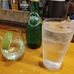 ななくさ食堂 - 赤霧島(水割り)とペリエ(各660円)