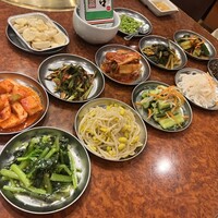 焼肉 スタミナ苑 - ゼンマイナムル、大根なます、辛くないきゅうりのキムチ、もやしナムル、小松菜ナムル、カクテキ、ニラキムチ、白菜キムチ、小松菜キムチ、オイキムチ
                    青唐辛子、ニンニク、韓国海苔
                    お代わり自由！