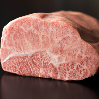 黒毛和牛は、血統、月齢、肉質全てにこだわった厳選素材のみ