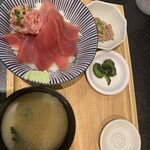 domburiyamagurodommegumi - ねぎとろ鉄火丼と味噌汁、漬物、まぐろフレーク