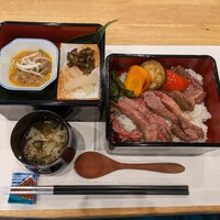 肉と庭 まつを - 和牛ステーキ重セット「梅」