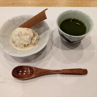 肉と庭 まつを - お茶菓子　宇治茶製造所の抹茶、井筒八ッ橋本舗の生八ツ橋入りのバニラアイス✨
