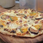 トリワイン ＰＩＫＯＳＨＨＨＵ - 自家製ホワイトソースのグラタンピザ