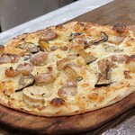 ＰＩＫＯＳＨＨＨＵ - 自家製ホワイトソースのグラタンピザ