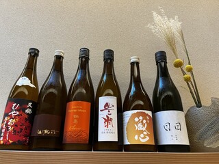 h Sushi Hirano - ドリンクメニューには日本酒もございます。常時20から30種類の御用意がございますので、お料理に合わせたり、お好みを伺ってお出ししています。　半合660円より