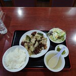 中華菜房 達磨 - 大盛りご飯ではないので、ありがたい量です。