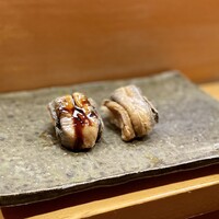 鮨 一條 - 穴子
                  半分にカットされていて、塩とタレの2種類をいただけます。この食べ方は初めて。とろっとろで絶品！