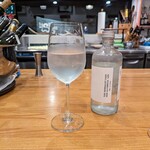 La Stalla - グラスを立てるとビンが傾くのはスマホのカメラだからなんでしょうか