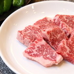 Yakiniku Motsunabe Ichiya - 柔らかいリブロースやサーロインを使用した厚切りロース！新鮮なお肉の脂は甘味があって最高の口どけ！