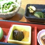 おばた - サラダ・小鉢３種・糠漬け・お味噌汁