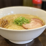 かしわぎ - 綺麗な麺線の上には、
                                チャーシュー、メンマ、ネギのみ。