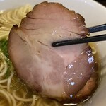 かしわぎ - チャーシューは2枚。
      スープから引き揚げると、テラテラと輝いてます⋆｡˚✩
      薄めだけどしっとり、ブリンとした弾力があります。