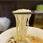 かしわぎ - 麺は中細ストレート。
      パッツパツで噛むとジャクジャクとした歯応え。
      持ち上げるとスープを纏って
      口の中に幸せを届けてくれます。
      これもかなり好みだわ〜♪(๑⃙⃘´༥`๑⃙⃘)