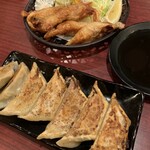 Kakyou Hanten - 焼き餃子と鶏皮餃子（生ビールセット1180円）かなりたくさんの種類のつまみから選択できます。