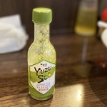 かしわぎ - タバスコならぬ、ゆずスコ。
      背後にいた店員さんが、味変用に差し出してくれました。
      5滴ほど垂らしてみますと、
      柚子のいい香りがフワッと広がり、
      ピリ辛に変化♪(*´ч ` *)