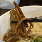 かしわぎ - メンマは細切りで、
      香りの良い油に絡めてありますね。
      少し濃いめの味付けですが、
      替え玉を見据えた仕上げなのでしょう。