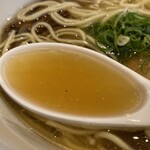 かしわぎ - 琥珀色に透き通った豚清湯スープ。
      熱々で、鰹や煮干、昆布の旨みがグッと押し寄せた後、
      豚の深いコクが来ます。
      旨みが強くて濃厚なのに、粘度はサラッとしてる。
      こいつぁーすんげぇ(°д° )!!