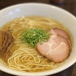 かしわぎ - 琥珀色に透き通った豚清湯スープを使った、
                                塩ラーメン(税込780円)。