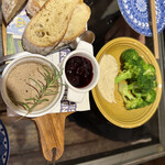 レバーペーストとアンチョビブロッコリー