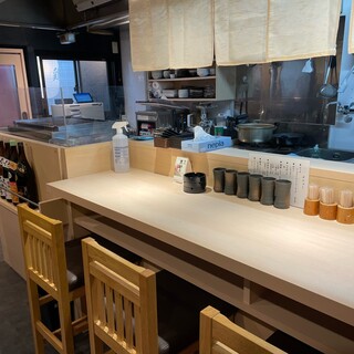 Counter seats and relaxing table seats with the aroma of Yakitori (grilled chicken skewers)