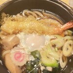 芝その更科 - 鍋焼きうどん(エビ天・筍・ふ・ナルト・伊達巻・椎茸・長ネギ・玉子・ワカ)具沢山、麺は讃岐系モチモチ、出汁つゆも美味しい。