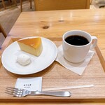 カフェ&ミール ムジ - チーズケーキとホットコーヒー