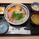 刺身と寿司 魚や一丁 - サーモンネギトロ丼