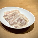 ドゥエリーニュプリュス - ■豚頬肉・みみ・タンの生ハム仕立て
            コリコリ食感と旨味が心地いい。