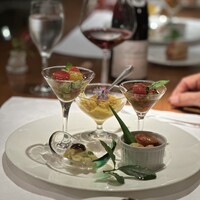 Restaurant Mitsu - キッチン前でおもてなし