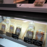 ハサミヤオオトモ - 店頭でサンドイッチも売ってます
